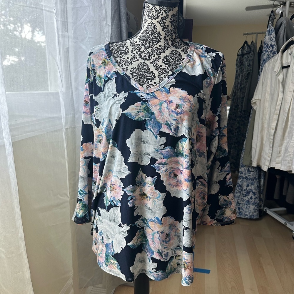 Karen Kane 1x size blouse blue with flowers beautiful pre-owned